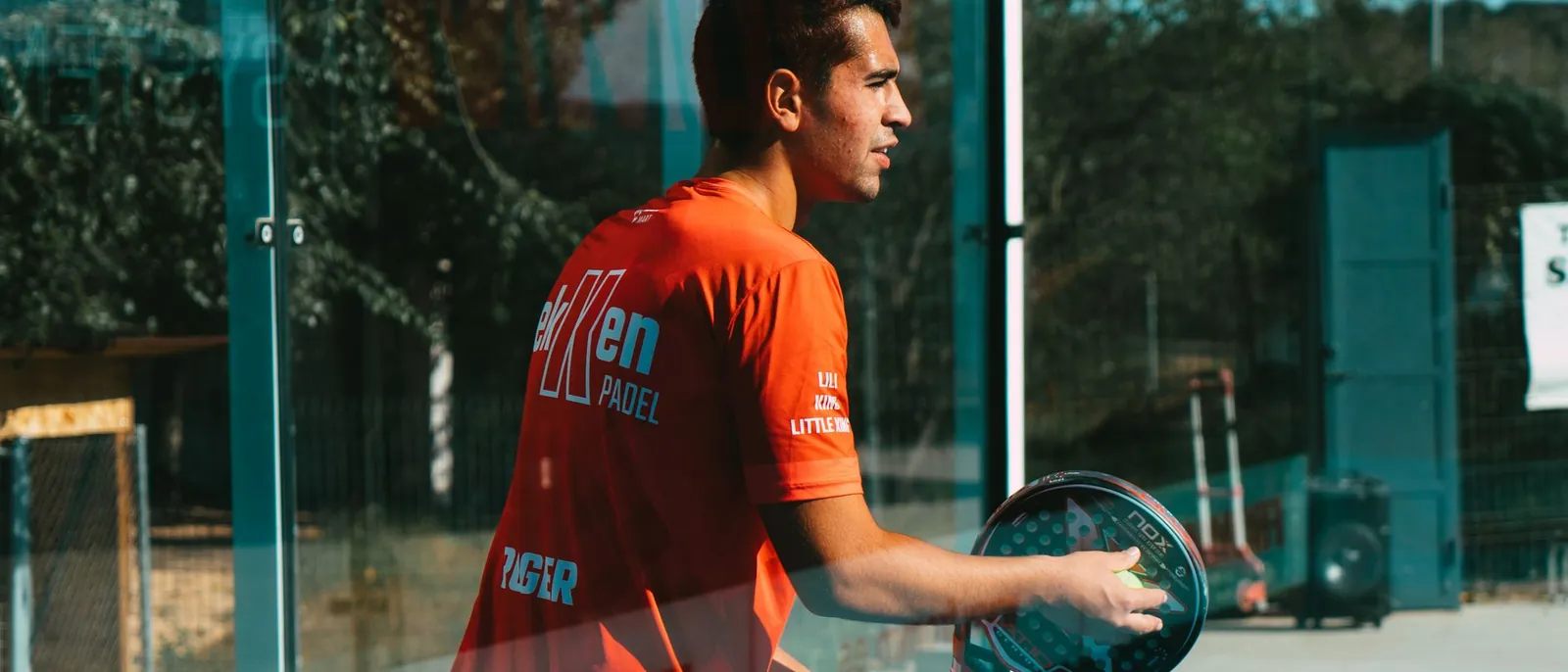 Speler zet aan voor de opslag op een buitenbaan